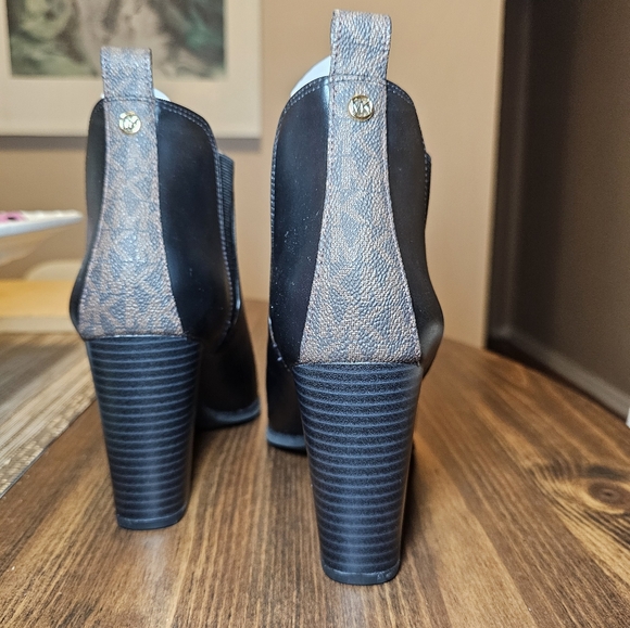 Michael Kors black logo Ankle boots. - Picture 3 of 6